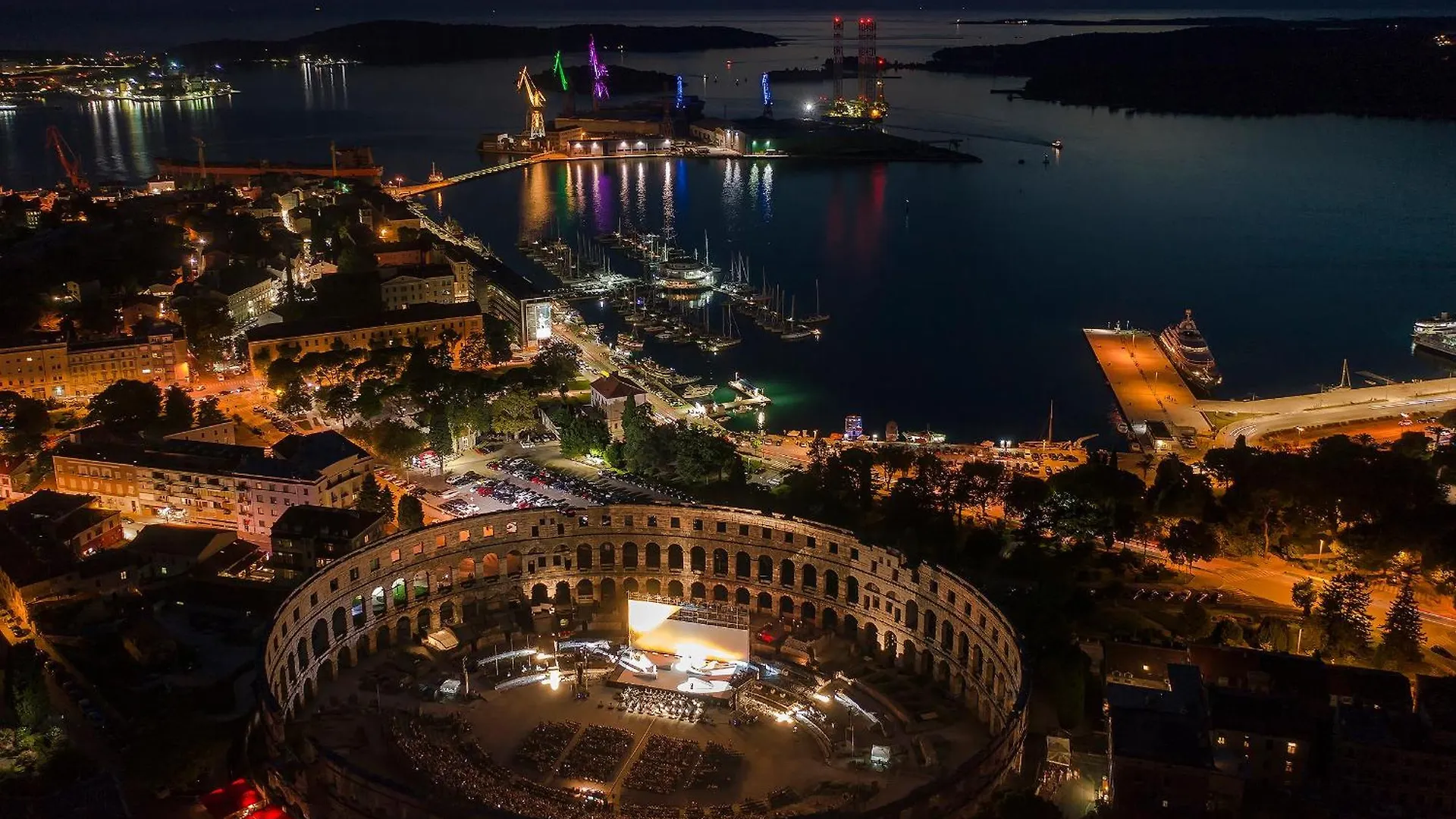 Arta Apartment City Center II - With Private Parking Pula 0*,  Kroatië
