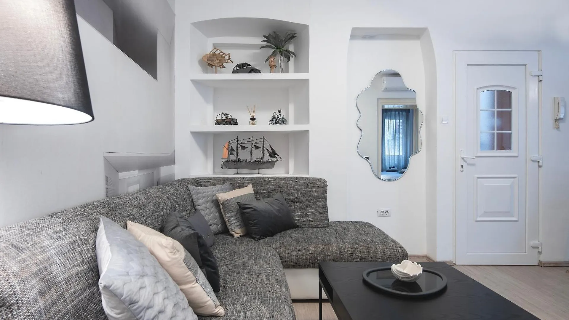 Arta Apartment City Center II - With Private Parking Pula 0*,  Kroatië